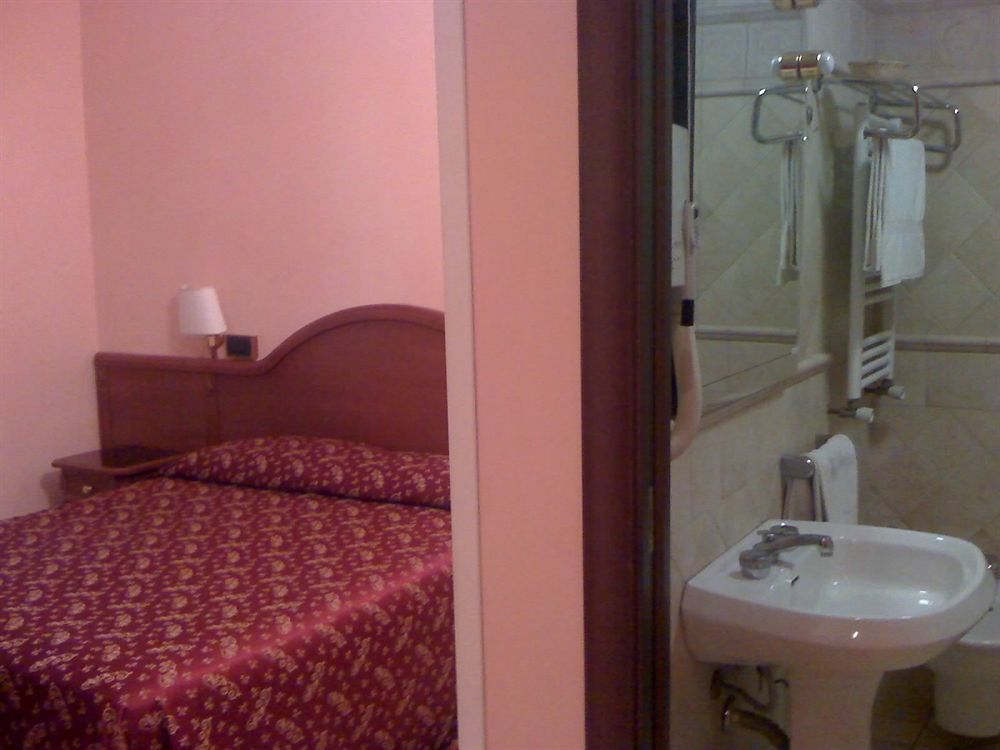 רומא Albergo Sandra מראה חיצוני תמונה